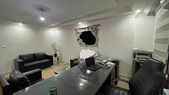 Ağır hasarlı bina yıkılırken sağlam binaya zarar verdi
