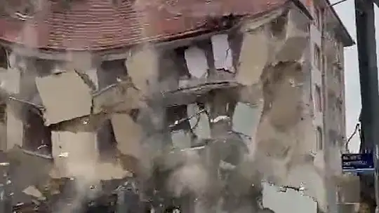 Ağır hasarlı binanın yıkım anı kamerada