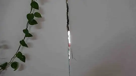 Ağır hasarlı binayı yıkarken neredeyse sağlamını da yıkıyorlardı, daireler zarar gördü