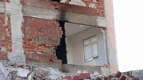 Ağır hasarlı binayı yıkarken neredeyse sağlamını da yıkıyorlardı, daireler zarar gördü