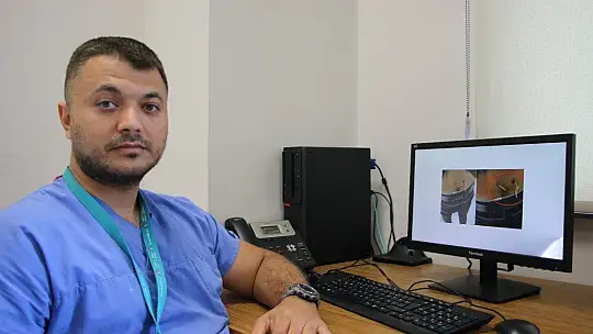 Ağrıları geçsin diye belinden çamaşır ipi geçirmişler