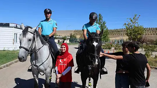 Ahıska Türkü çocuklardan atlı jandarma timine büyük ilgi