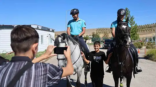 Ahıska Türkü çocuklardan atlı jandarma timine büyük ilgi