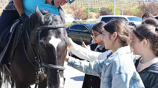 Ahıska Türkü çocuklardan atlı jandarma timine büyük ilgi
