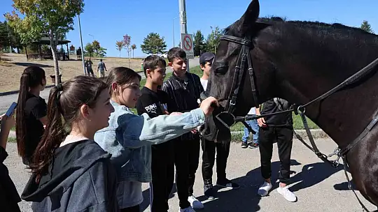Ahıska Türkü çocuklardan atlı jandarma timine büyük ilgi