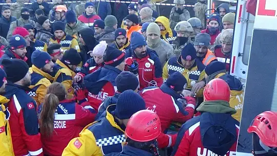 Ailesini depremde kaybetti kendisi 12 saat sonra kurtuldu:'Bir kişi çıktığı zaman sanki ben çıkıyorum'
