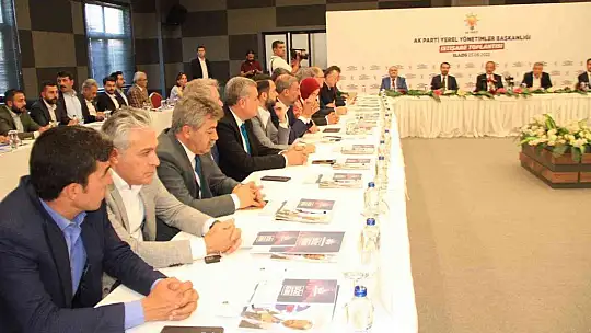 AK Parti Genel Başkan Yardımcısı Mehmet Özhaseki, 'O 6'lı masanın altında üstünde tartışması olan terör partisi var. Oraya da kontenjan veriyorlar niye çünkü yarın öbür gün oy alacaklar'