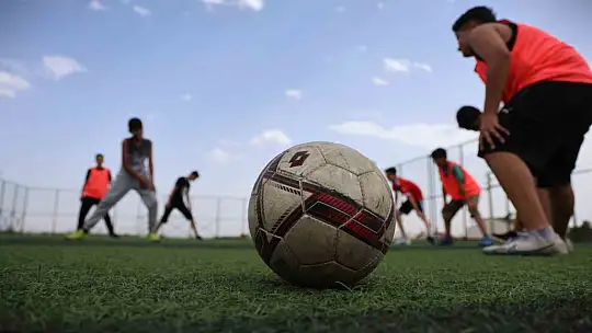 Amatör futbolcu, çocuklara kitap okuma tutkusunu futbolla aşılıyor