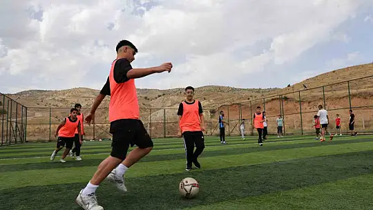 Amatör futbolcu, çocuklara kitap okuma tutkusunu futbolla aşılıyor