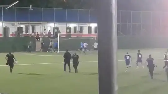 Amatör maçta tekme ve yumruklar havada uçuştu