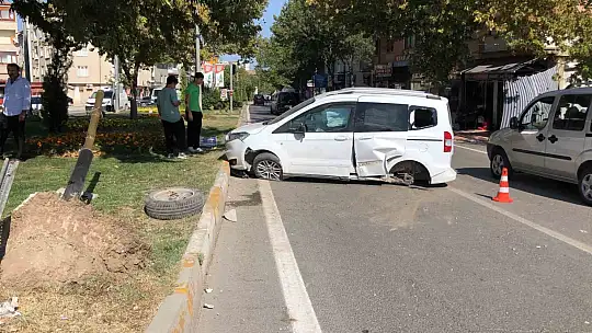 Ambulans ile hafif ticari araç çarpıştı: 2 yaralı