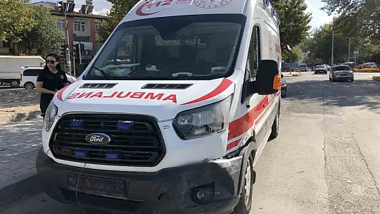 Ambulans ile hafif ticari araç çarpıştı: 2 yaralı