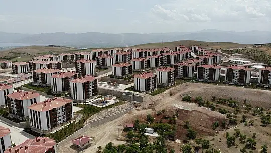 Anahtarlarını alan depremzedeler: 'Evler harika'
