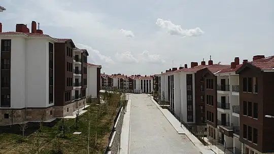 Anahtarlarını alan depremzedeler: 'Evler harika'