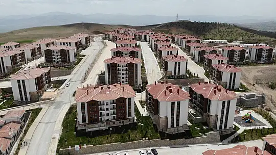 Anahtarlarını alan depremzedeler: 'Evler harika'