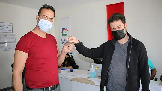 Anahtarlarını alan depremzedeler: 'Evler harika'