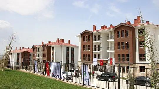 Anahtarlarını alan depremzedeler: 'Evler harika'