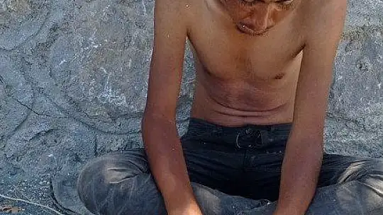 Anayol kenarında baygınlık geçiren göçmenin imdadında vatandaşlar yetişti