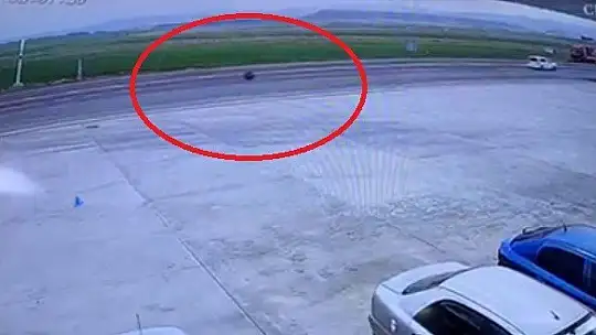 Anayolda kamyonetten teker fırladı, o anlar kamerada