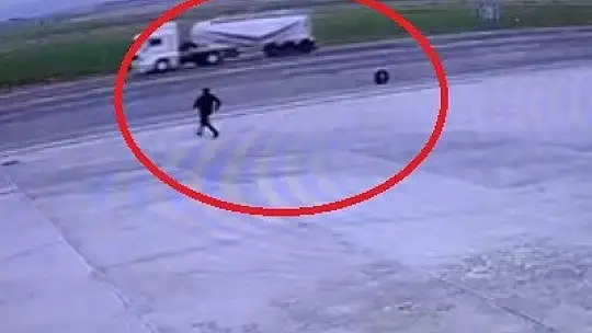 Anayolda kamyonetten teker fırladı, o anlar kamerada