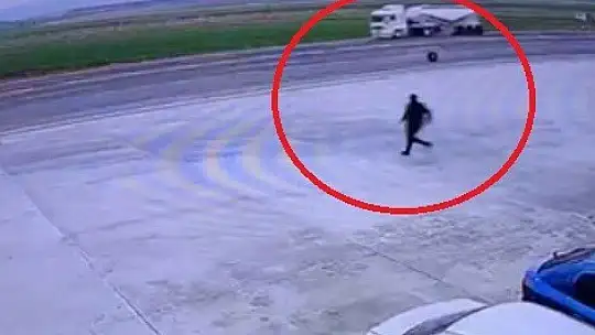 Anayolda kamyonetten teker fırladı, o anlar kamerada