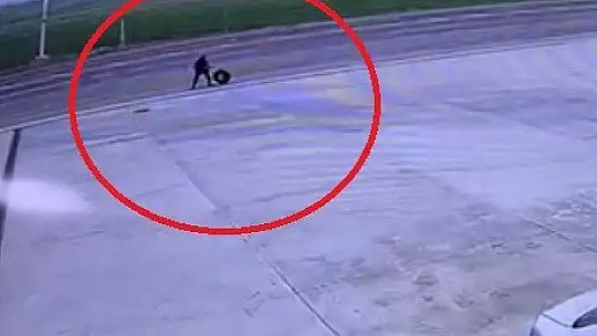 Anayolda kamyonetten teker fırladı, o anlar kamerada