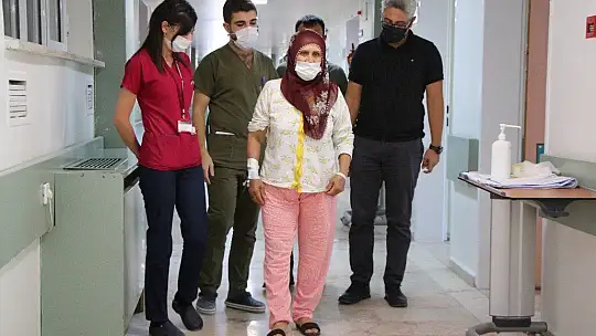 Ani inme geçiren kadın başarılı operasyonla yürümeye başladı