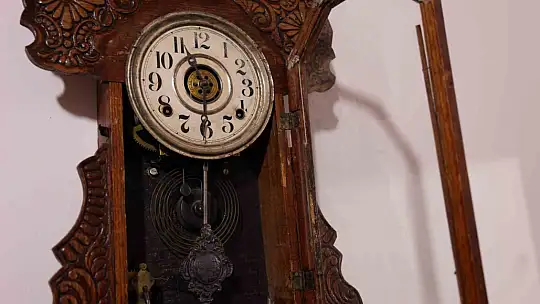 Antika saate gözü gibi bakıyorlar