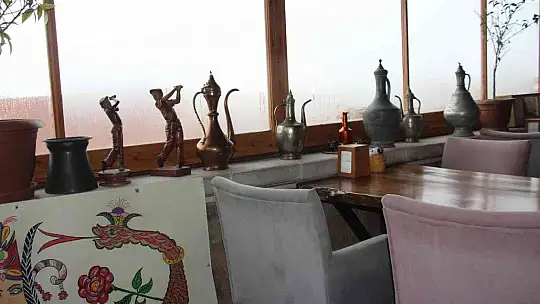 Antika tutkusu sayesinde işlettiği kafe müzeye döndü