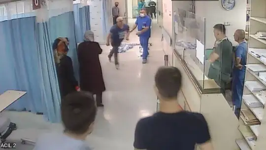 Araba çarptı diye ihbarda bulundu, hastanede doktora saldırdı