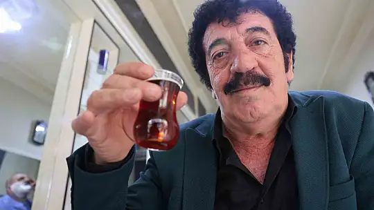 Müslüm Gürses'e benzerliğiyle dikkati çeken Baki Çiçek, 'Hep beraberdik, sadece yatağımız ayrıydı. O gitti yetim kaldık'