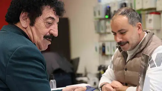 Müslüm Gürses'e benzerliğiyle dikkati çeken Baki Çiçek, 'Hep beraberdik, sadece yatağımız ayrıydı. O gitti yetim kaldık'