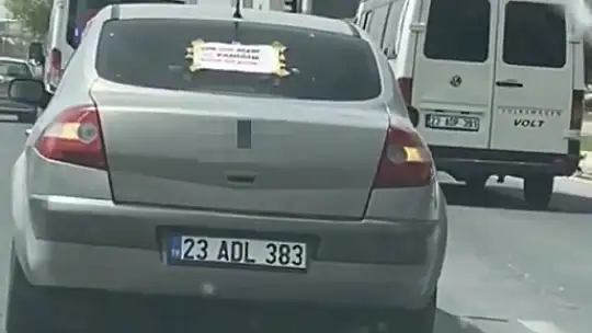 Aracına, 'Çok çok acemi ve paniğim özür dilerim' yazdı, trafiğe çıktı