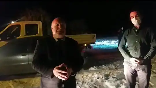 Araçları kara saplanan aileyi jandarma kurtardı