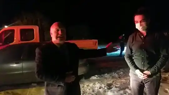 Araçları kara saplanan aileyi jandarma kurtardı