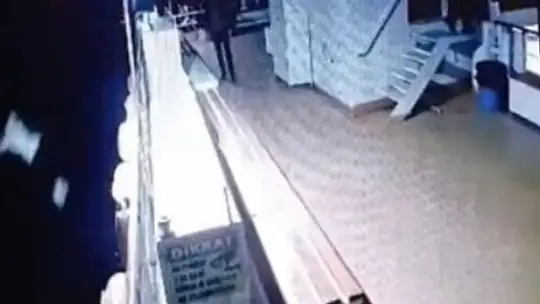 Arkadaşı ile tartıştıktan sonra feribottan kendini suya attı