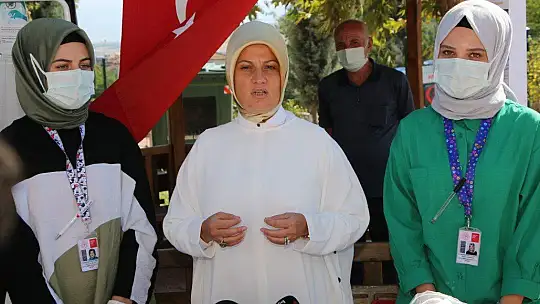 Aşı olmaktan korkan Güllü ninenin hemşire ile diyaloğu güldürdü