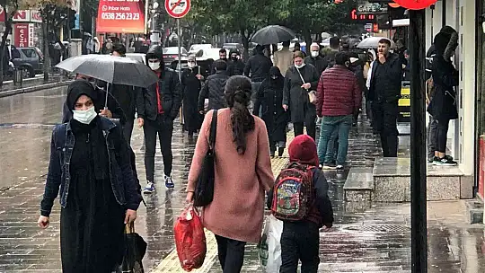 Aşılamada sarıya dönen Elazığ'da uzmanlar uyardı: 'Ben aşı oldum, bu hastalık bana bulaşmaz demeyelim'