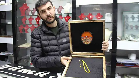 Asırlık tespihine gözü gibi bakıyor