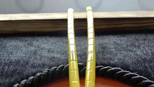 Asırlık tespihine gözü gibi bakıyor
