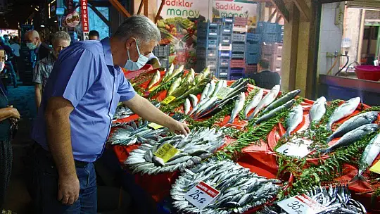 Av sezonu açıldı, yarımada konumundaki Elazığ'da balıklar tezgahlardaki yerini aldı