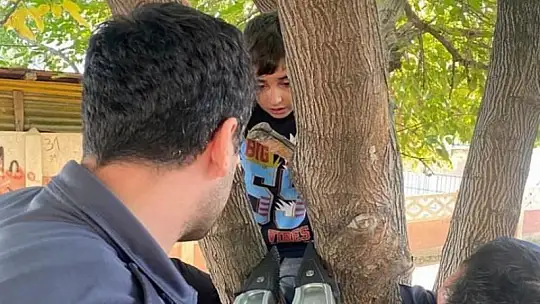 Ayağı ağaca sıkışan çocuğu, itfaiye kurtardı