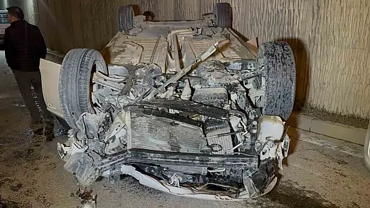 Aydınlatma direğine çarpan otomobil takla attı: 3 yaralı