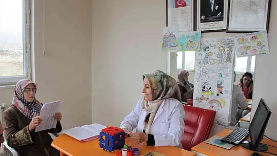 Ayşe teyze, engelli çocuğunu götürdüğü özel eğitim okulunda okuma yazma öğrendi