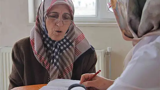 Ayşe teyze, engelli çocuğunu götürdüğü özel eğitim okulunda okuma yazma öğrendi
