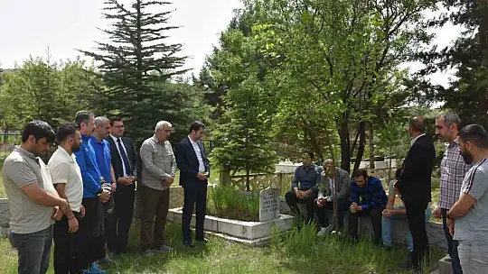 Aytar, kabri başında anıldı