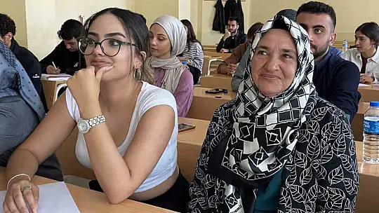 Azmin başarısı: İlk, orta ve lise eğitimini dışarıdan tamamladı, 70 yaşında üniversiteli oldu