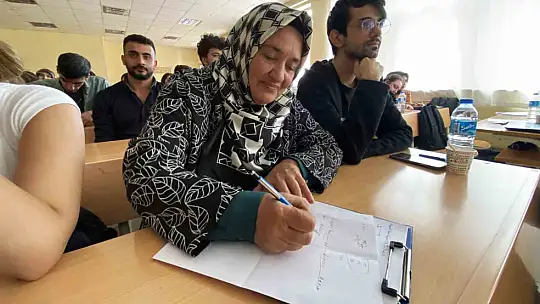 Azmin başarısı: İlk, orta ve lise eğitimini dışarıdan tamamladı, 70 yaşında üniversiteli oldu