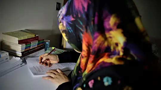 Baba okutmadı, azmi ve kocasının desteğiyle üniversiteli oldu