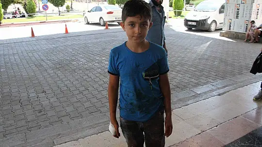 Babasına kurban kesmek için yardım eden çocuk elini kesti